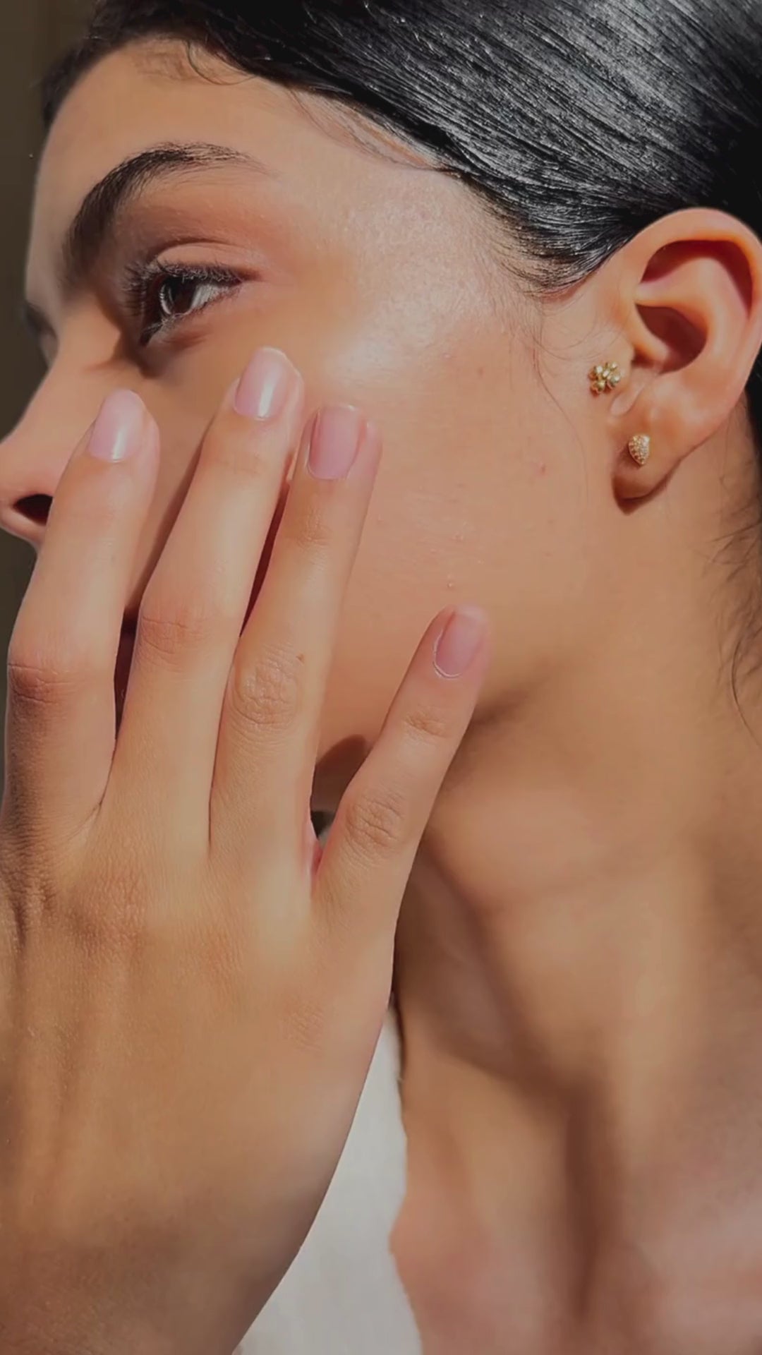 model rubbing HA*2 moisturizer on her face